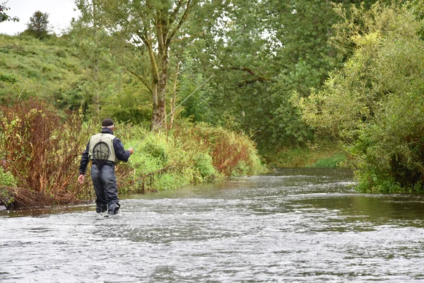 Fliegenfischer fischen im Fluss — Stockfoto