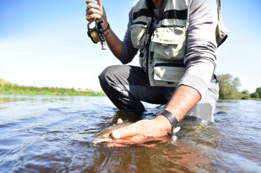 Nehirde yakalanma alabalığı