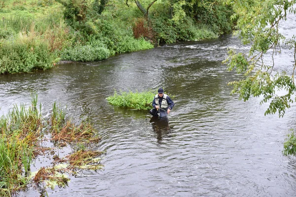 Sinek balıkçı nehirde balık tutma — Stok fotoğraf