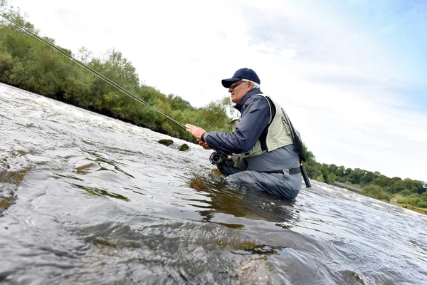 Sinek balıkçı nehirde balık tutma — Stok fotoğraf