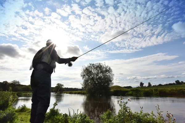 Pescatore pesca nel fiume — Foto Stock