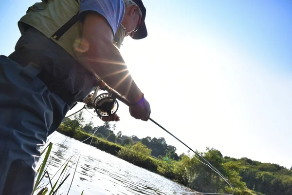 Visser, vissen in rivier — Stockfoto