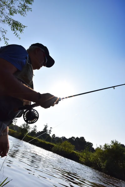 Visser, vissen in rivier — Stockfoto