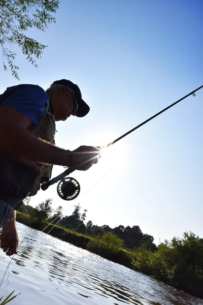 Pescador pescando en río — Foto de Stock