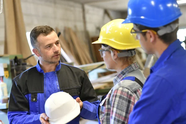 Professor de carpintaria dando instruções de segurança — Fotografia de Stock