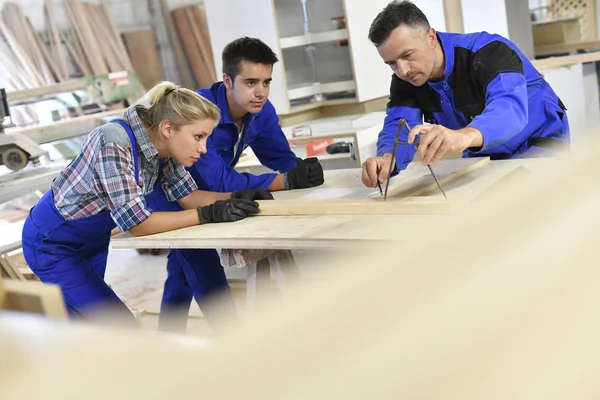 Estudiantes de formación en carpintería — Foto de Stock