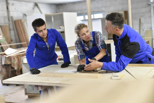 Estudiantes de formación en carpintería —  Fotos de Stock