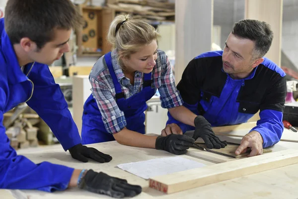 Schüler im Holzbau-Lehrgang — Stockfoto