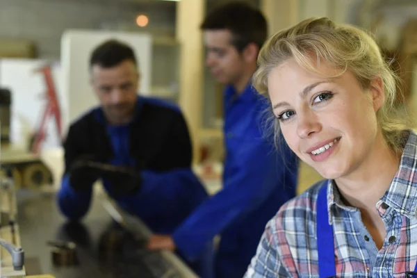 Woman apprentice in workshop — Stock Photo, Image