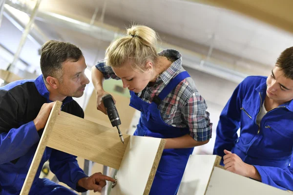 Carpintero con estudiantes en taller — Foto de Stock