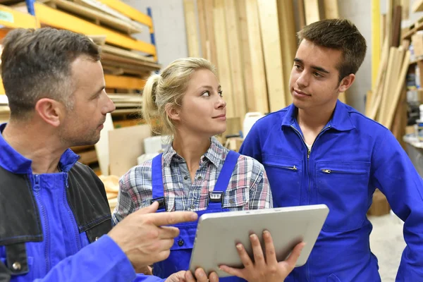 Carpentry teacher using tablet — Stock Photo, Image