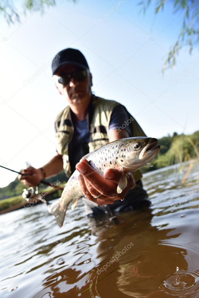Picture sea trout Fisherman catching sea trout — Stock Photo