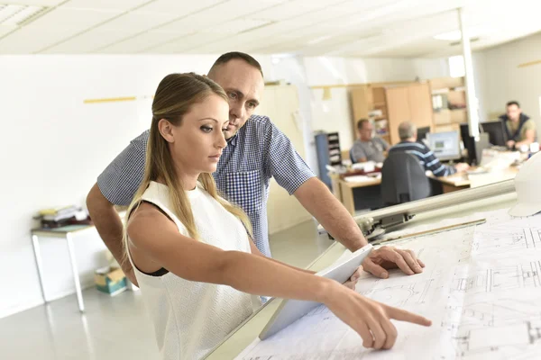 Mujer en clase de ingeniería — Foto de Stock