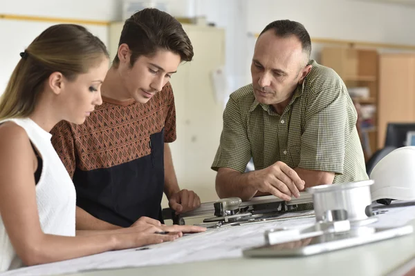 Människor i engineering utbildning klass — Stockfoto