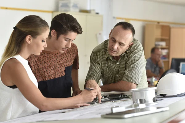 Personnes en classe de formation en ingénierie — Photo