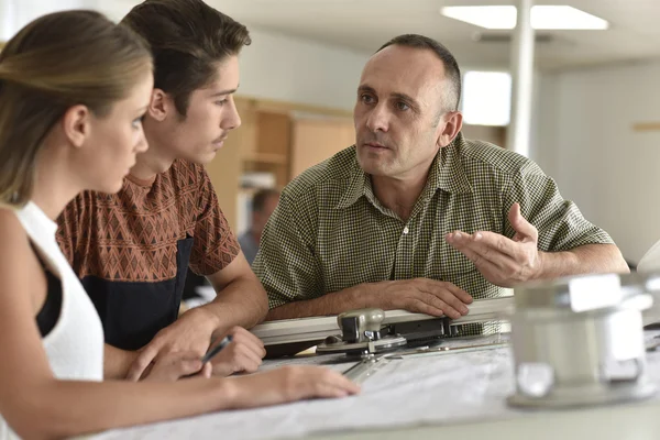 Mensen in engineering opleiding klas — Stockfoto