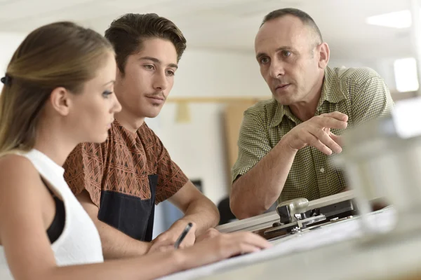 Människor i engineering utbildning klass — Stockfoto