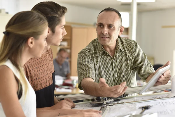 Människor i engineering utbildning klass — Stockfoto