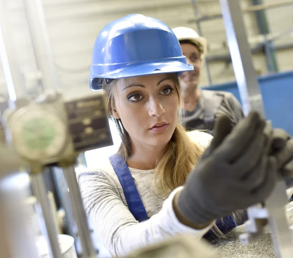 Mulher aprendiz em metalworkshop — Fotografia de Stock