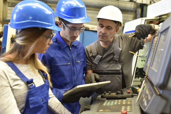 Persone che utilizzano la macchina elettronica — Foto Stock