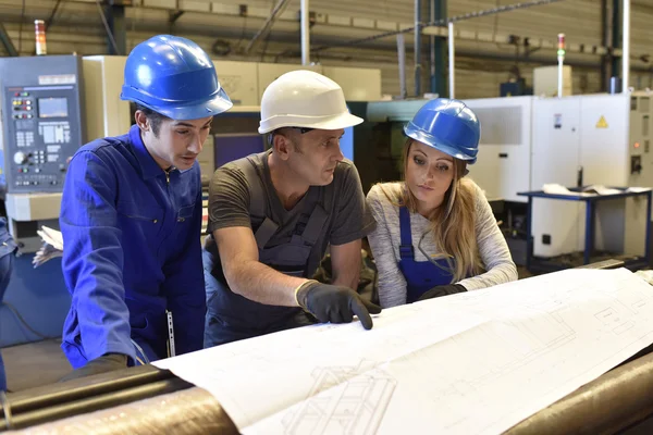 Apprenticeship in metallurgy workshop — Stock Photo, Image