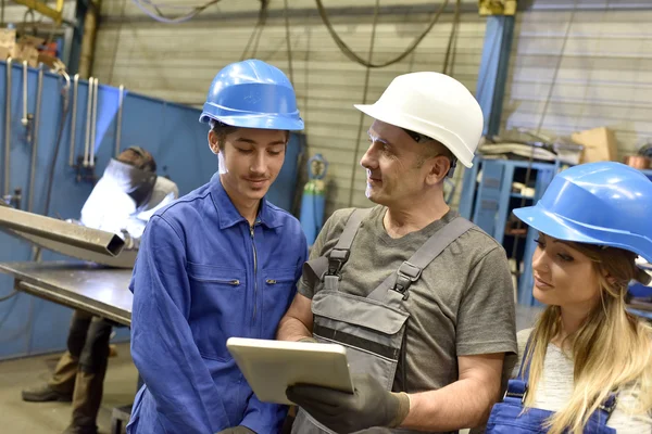 Persone in corso di formazione metallurgia — Foto Stock