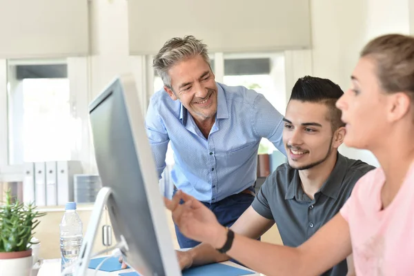 Studenti v business třídě — Stock fotografie