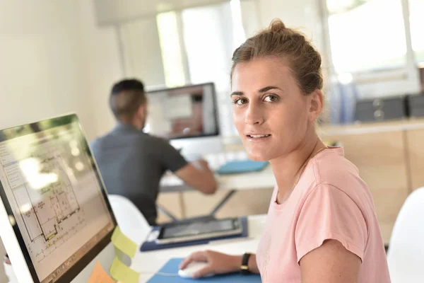 Ragazza in classe di formazione — Foto Stock