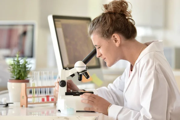 Giovane studente in biologia — Foto Stock