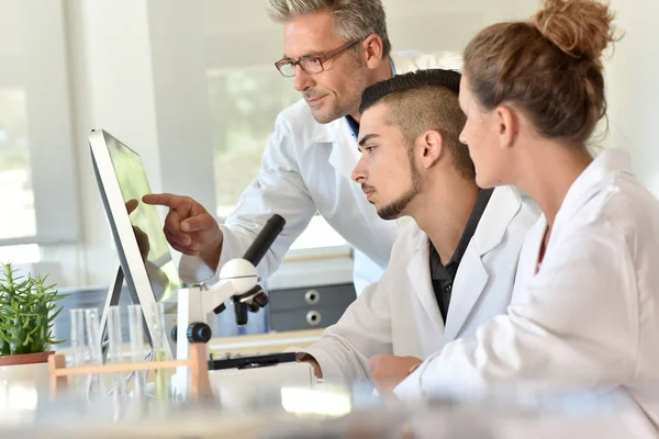 Estudantes de biologia que frequentam formação — Fotografia de Stock