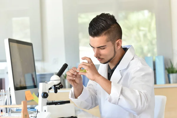 Estudiante en biología usando microscopio — Foto de Stock