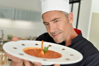 Şef sunan yeni çanak