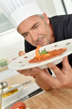 Şef sunan yeni çanak