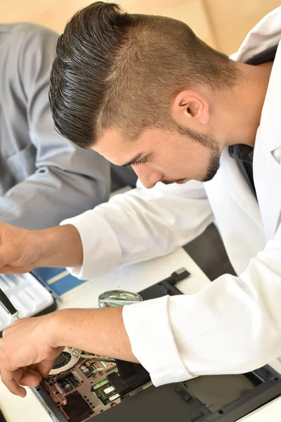 Student repariert Computerverarbeitung — Stockfoto