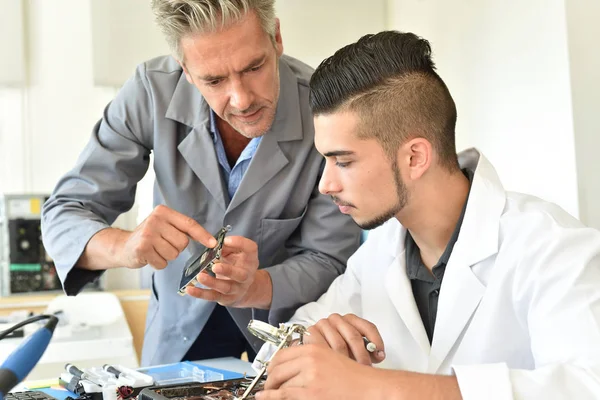 Estudante em cursos de engenharia elétrica — Fotografia de Stock