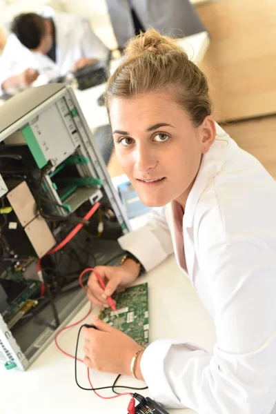 Ragazza in corso di formazione di ingegneria elettrica — Foto Stock