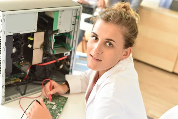 Menina em curso de formação em engenharia elétrica — Fotografia de Stock