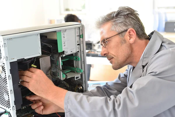 Technician fixing computer hard-drive — Stock Photo, Image