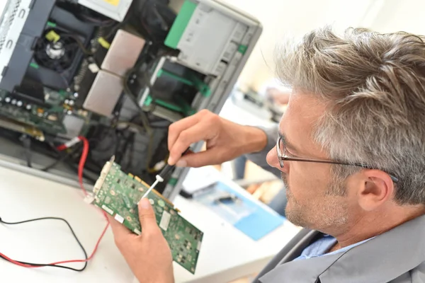 Technicus vaststelling van harde-schijf van de computer — Stockfoto