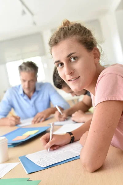 Estudiantes llenando formularios de inscripción —  Fotos de Stock