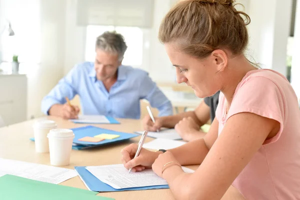 Studenti che compilano moduli di iscrizione — Foto Stock