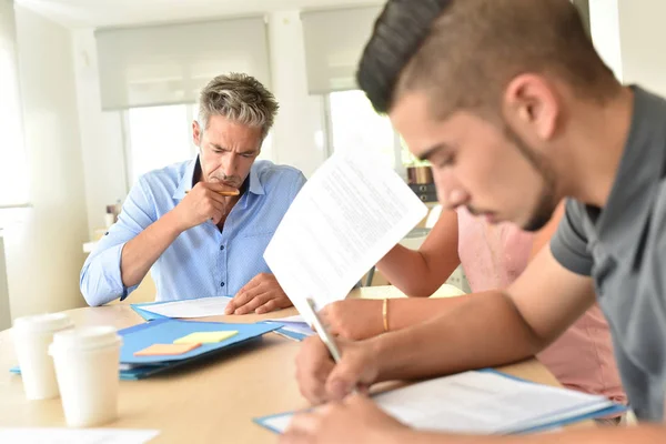 Estudantes preenchendo formulários de inscrição — Fotografia de Stock