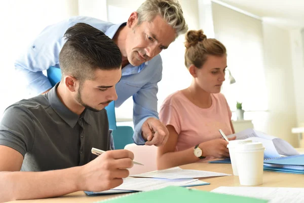 Estudiantes llenando formularios de inscripción —  Fotos de Stock