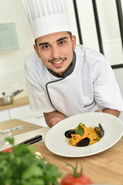 Chef presentando plato — Foto de Stock