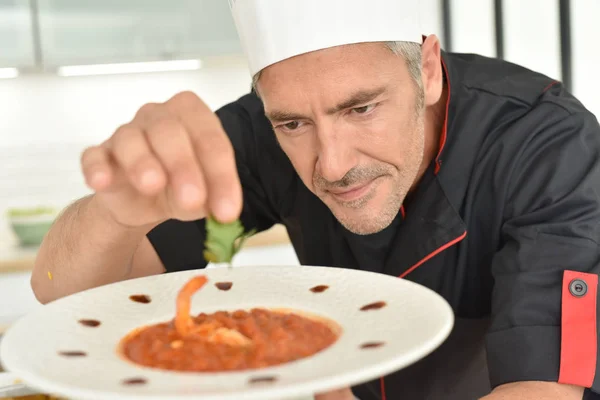 Chef-kok voorstellende nieuwe schotel — Stockfoto