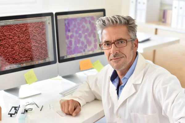 Microbiology scientist in office — Stock Photo, Image