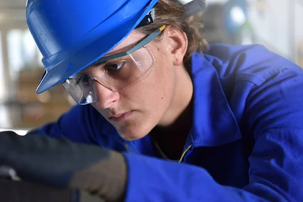 Женщина на металлургическом заводе учебный курс — стоковое фото
