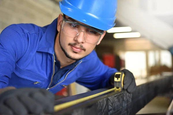 Hombre en curso de formación siderúrgica — Foto de Stock