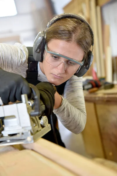 Frau in Ausbildung zur Holzbildhauerin — Stockfoto