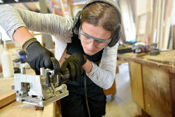 Mujer en el curso de formación en carpintería — Foto de Stock